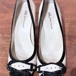 Anne Klein Cream & Black Patent Peep Toe Pumps – Size 8M